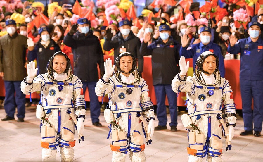Члены экипажа космического корабля "Шэньчжоу-15" совершат свой первый выход в открытый космос