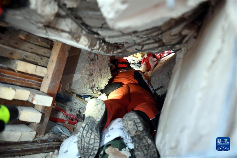 Группа китайских спасателей проводит поисково-спасательные работы в турецком Хатае