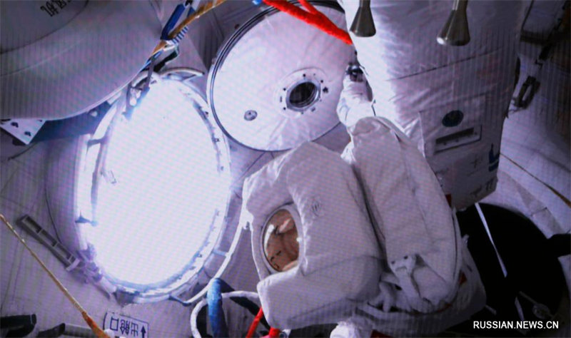 Члены экипажа космического корабля "Шэньчжоу-15" совершили свой первый выход в открытый космос