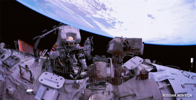 Члены экипажа космического корабля "Шэньчжоу-15" совершили свой первый выход в открытый космос