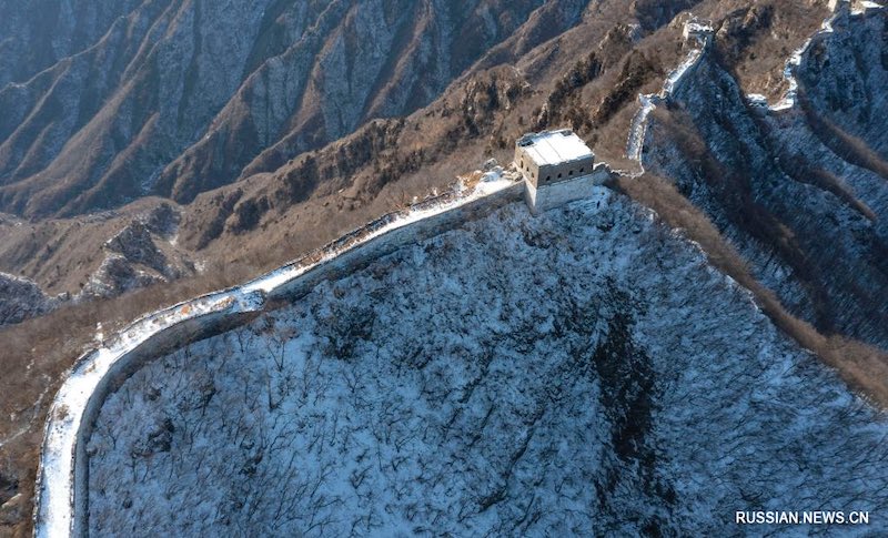 Зимний пейзаж участка Великой китайской стены Цзянькоу
