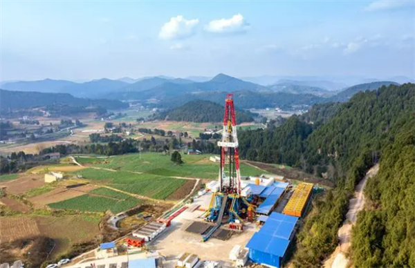 Китай пробурил самую глубокую вертикальную нефтяную скважину в Азии