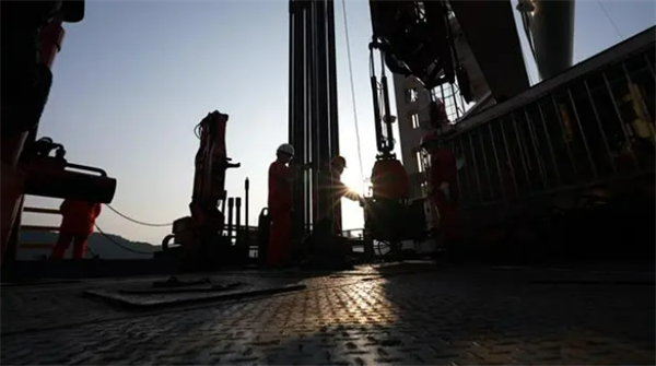 Китай пробурил самую глубокую вертикальную нефтяную скважину в Азии