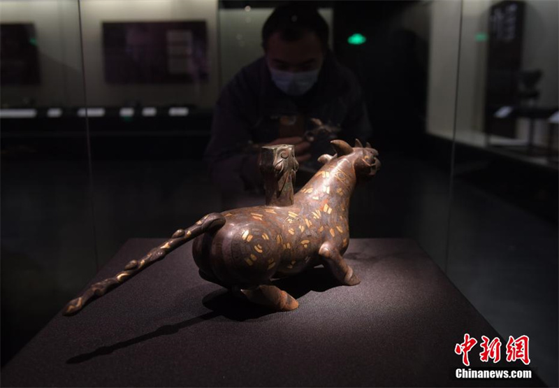 На выставке в городе Чунцин представлены 106 комплектов древних реликвий