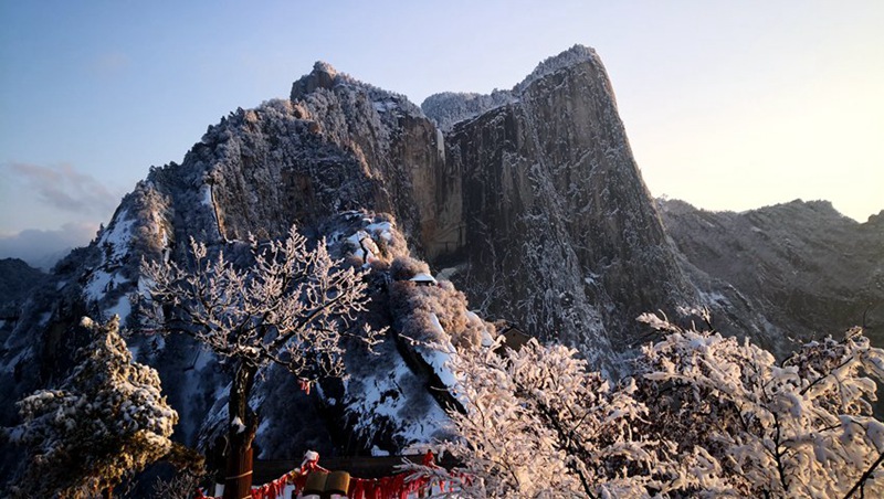 Величественная гора Хуашань в провинции Шэньси