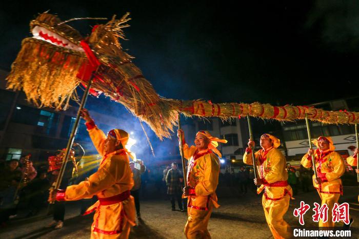 В деревне в провинции Аньхой отметили наступающий праздник дракона