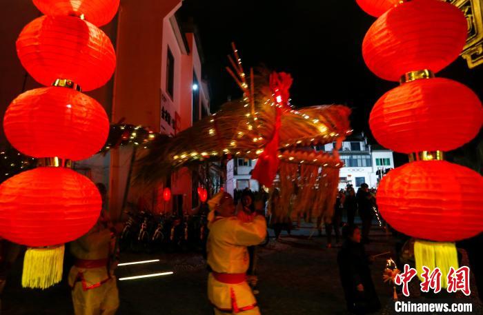 В деревне в провинции Аньхой отметили наступающий праздник дракона