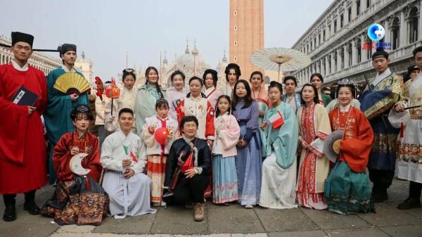 Традиционные китайские наряды дебютируют на Венецианском карнавале