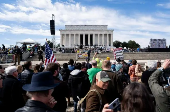 Протестующие называют США "военной машиной" на митинге в Вашингтоне