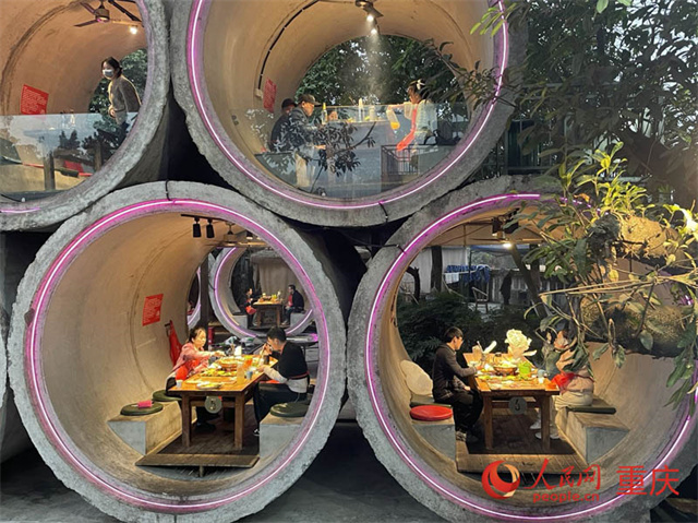 В Чунцине открылся ресторанчик из бетонных труб
