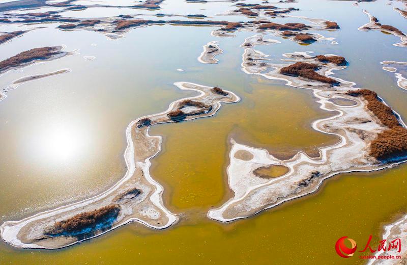 Завораживающая красота: цветное соленое озеро в Китае