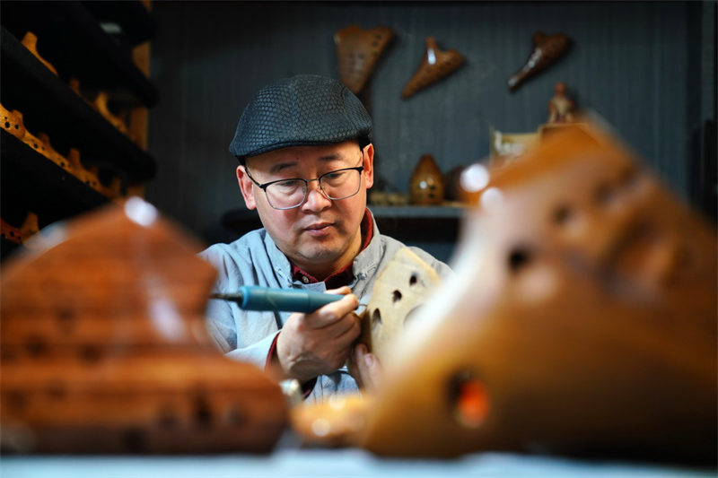 Китаец посвятил себя изготовлению деревянных окарин