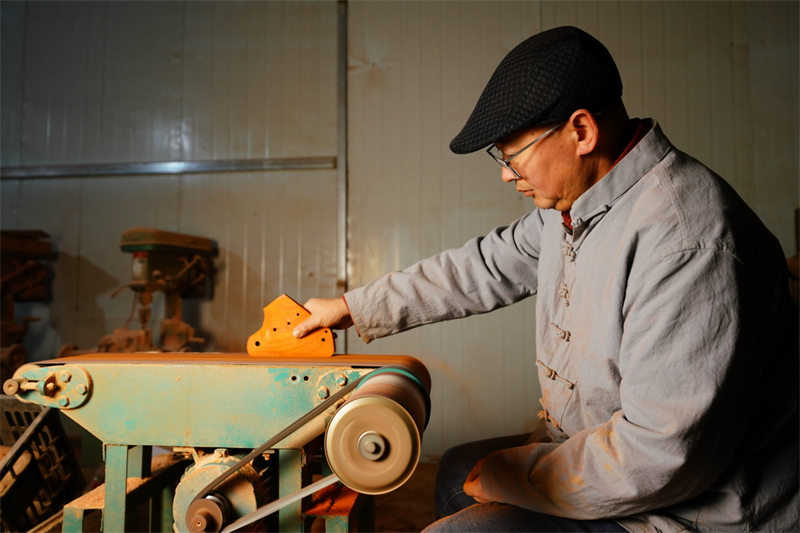 Китаец посвятил себя изготовлению деревянных окарин