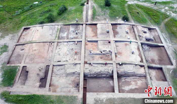 В руинах императорского городка столицы династии Ляо Шанцзин обнаружен фундамент первого здания, обращенного фасадом на юг