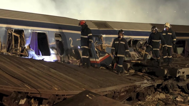 © AP Photo / George Kidonas/InTime NewsПожарные на месте столкновения грузового и пассажирского поездов в Темпи, Греция