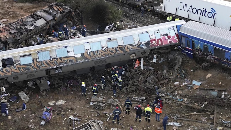 © AP Photo / Vaggelis KousiorasНа месте столкновения грузового и пассажирского поездов в Темпи, Греция