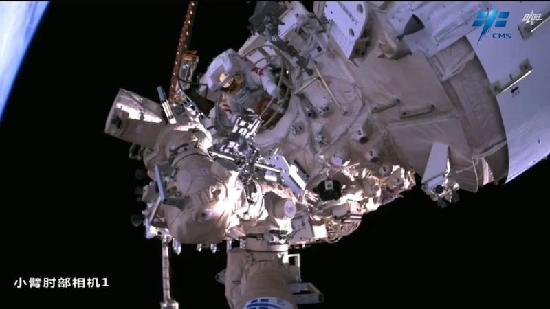Члены экипажа космического корабля "Шэньчжоу-15" совершили свой второй выход в открытый космос