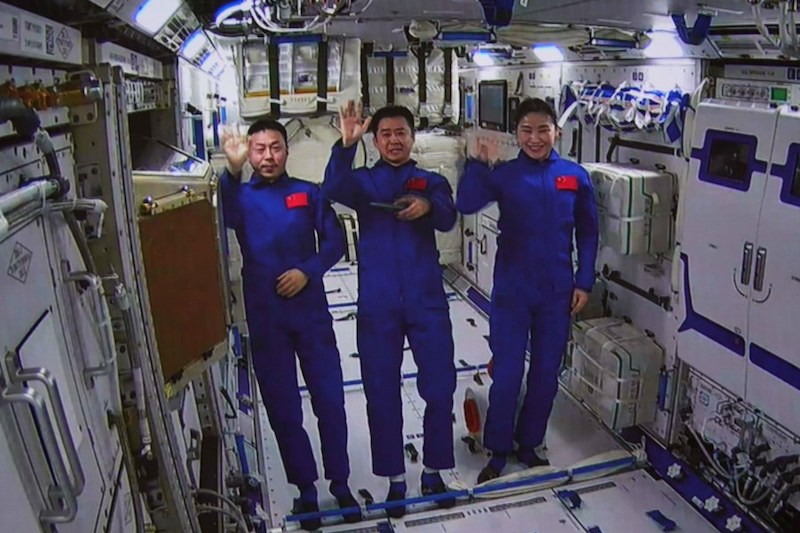В Китае три члена экипажа пилотируемого космического корабля "Шэньчжоу-14" были награждены медалями