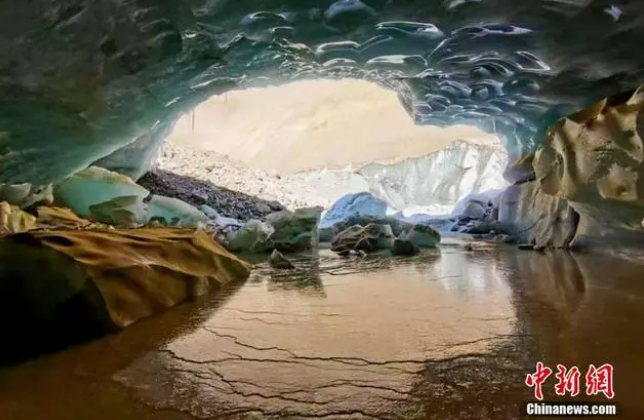 В Тибете обнаружили огромную ледяную пещеру