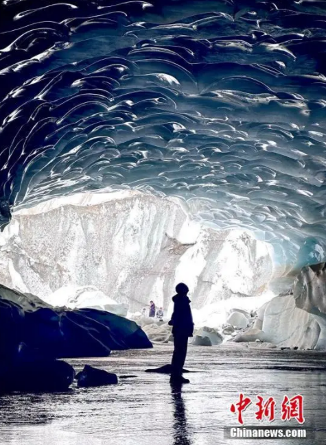 В Тибете обнаружили огромную ледяную пещеру