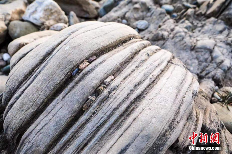 Камни в притоке реки Хуанхэ поражают необычностью и красотой