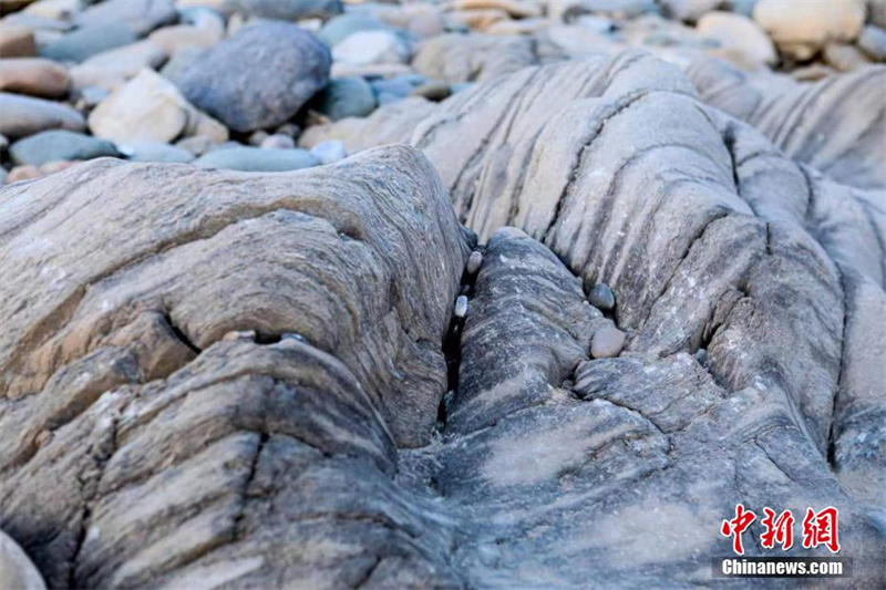 Камни в притоке реки Хуанхэ поражают необычностью и красотой