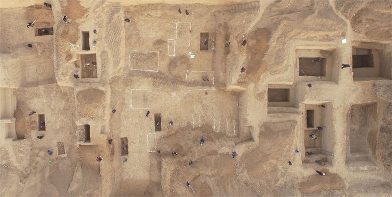 Археологи обнаружили 570 древних гробниц в центральной части Китая