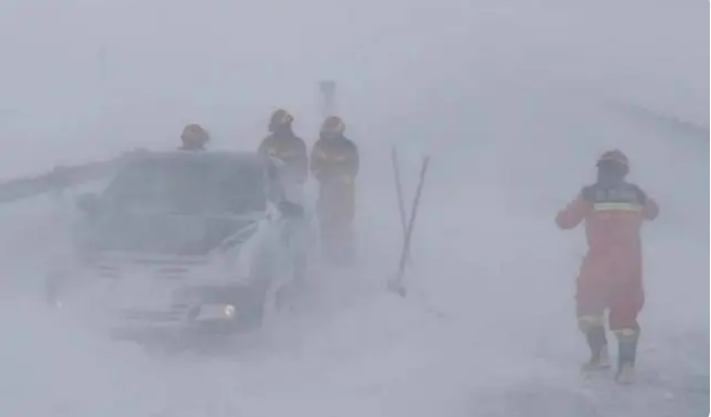 Пожарные во Внутренней Монголии пришли на помощь местным жителям, попавшим в буран