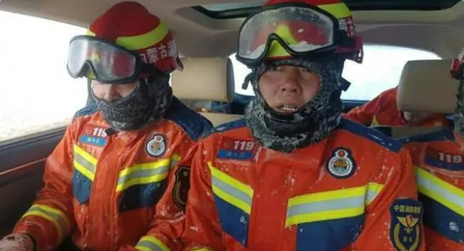 Пожарные во Внутренней Монголии пришли на помощь местным жителям, попавшим в буран