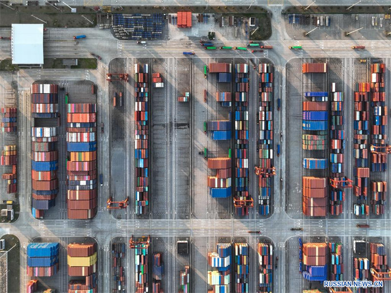 Транспортировка контейнеров в порту Тайцан провинции Цзянсу осуществляется бесперебойно