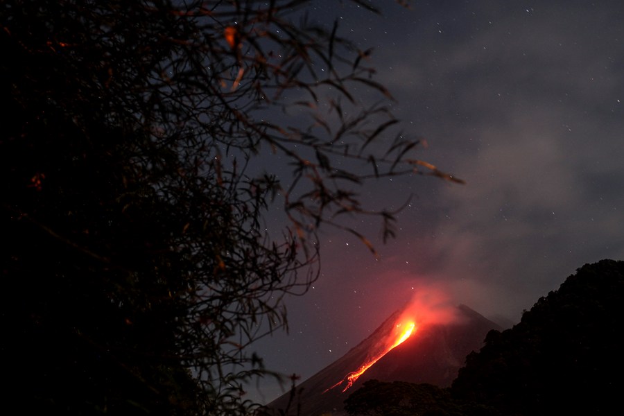 14 марта, Джокьякарта, Индонезия. Извержение вулкана Мерапи, наблюдаемое из района Слеман Джокьякарты. /Фото: Синьхуа/