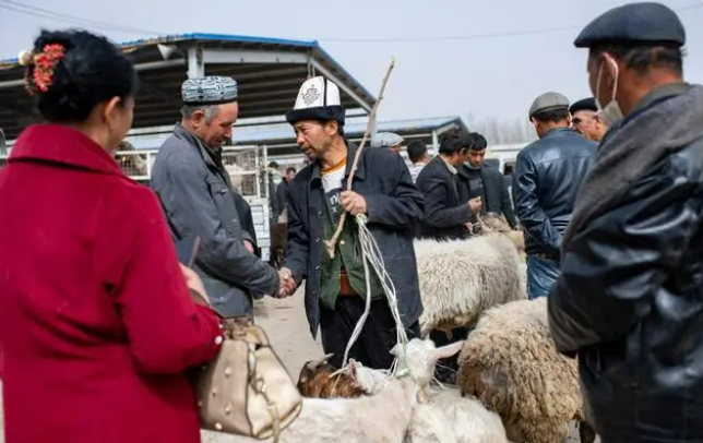 Оживленный базар в уезде Яркенд Синьцзяна
