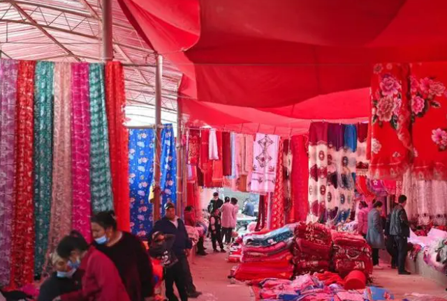 Оживленный базар в уезде Яркенд Синьцзяна