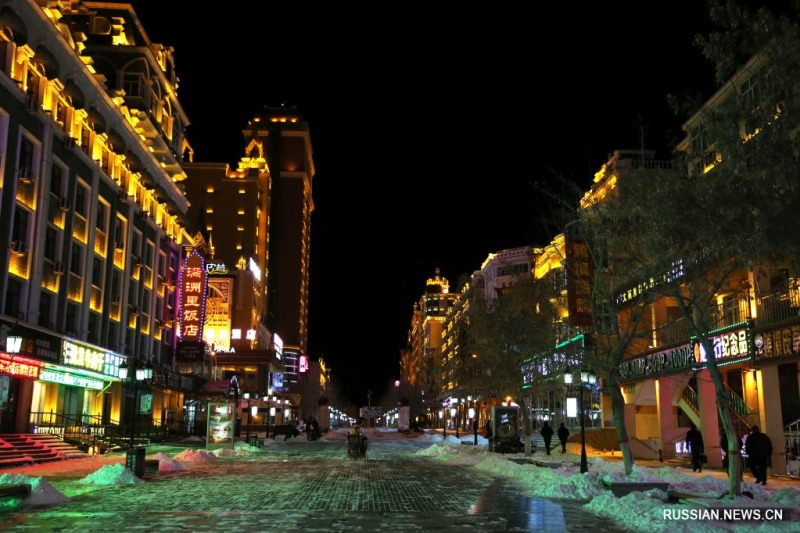 Ночной вид города Маньчжоули на севере Китая