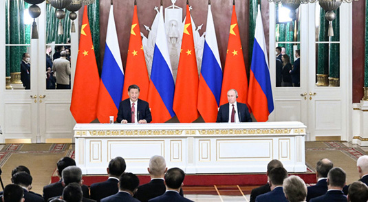 Си Цзиньпин и президент России В. Путин встретились с журналистами