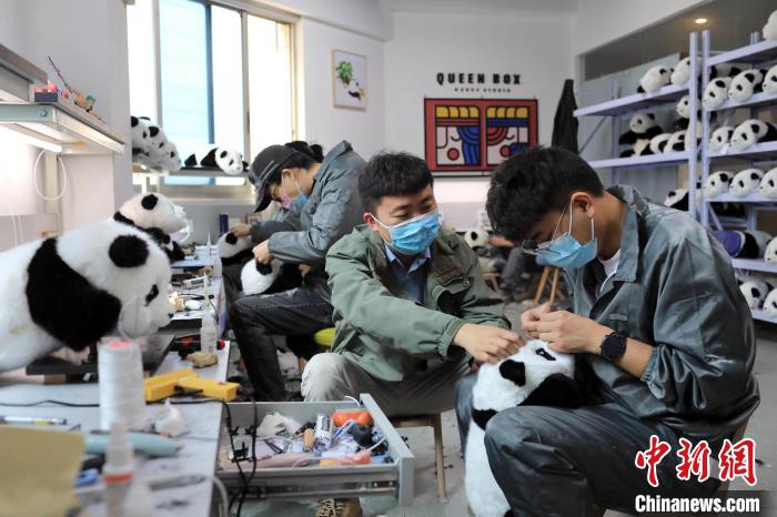 Китаец продает плюшевых больших панд в 50 странах и регионах мира