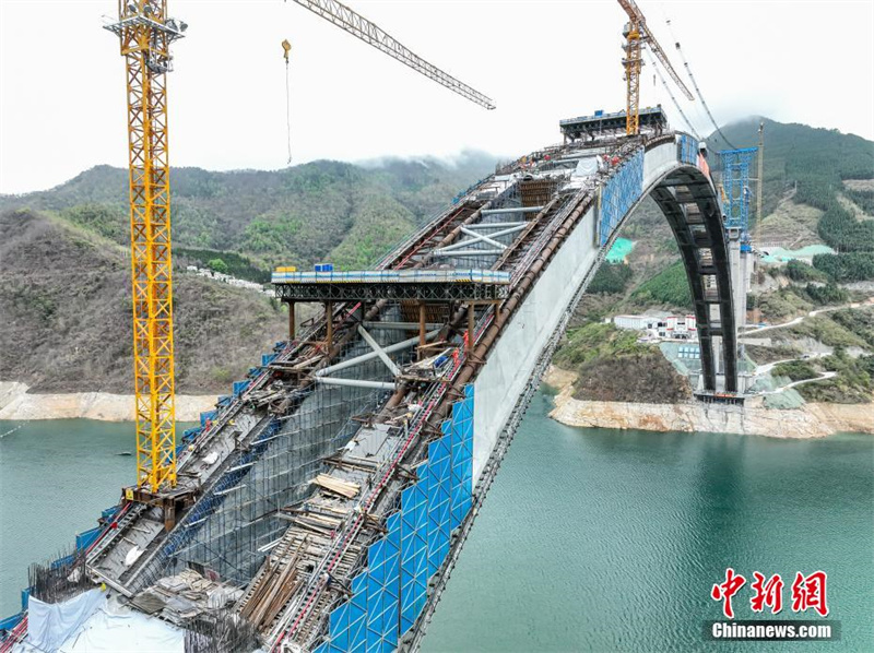 Строительство арочного моста с самым длинным пролетом в мире завершится к концу этого года