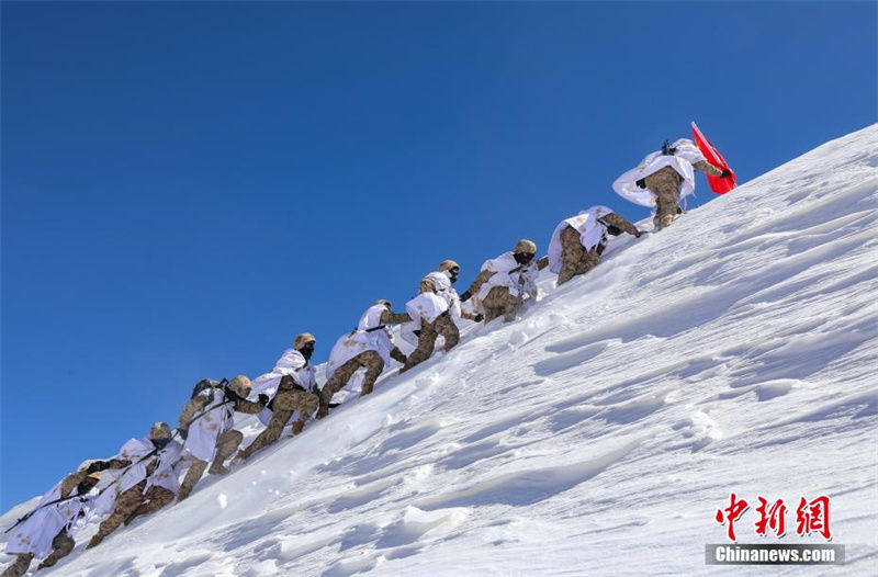 Снежный патруль на высоте 5200 метров над уровнем моря