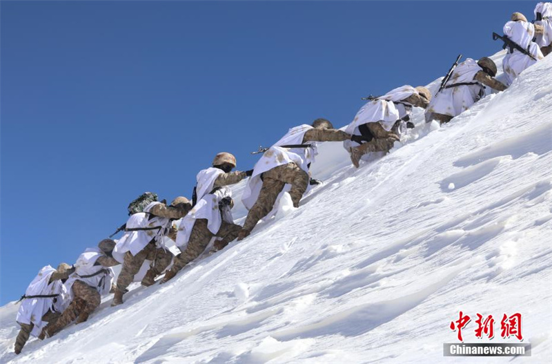 Снежный патруль на высоте 5200 метров над уровнем моря