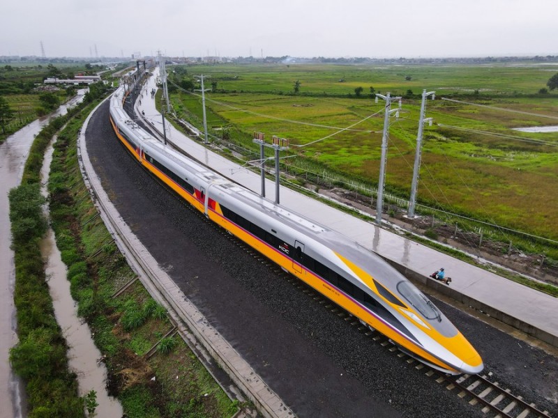 8 ноября 2022 года, поезд для проведения комплексной проверки едет по испытательному участку ВСЖД Джакарта-Бандунг в городе Бандунг Индонезии. /Фото: Синьхуа/