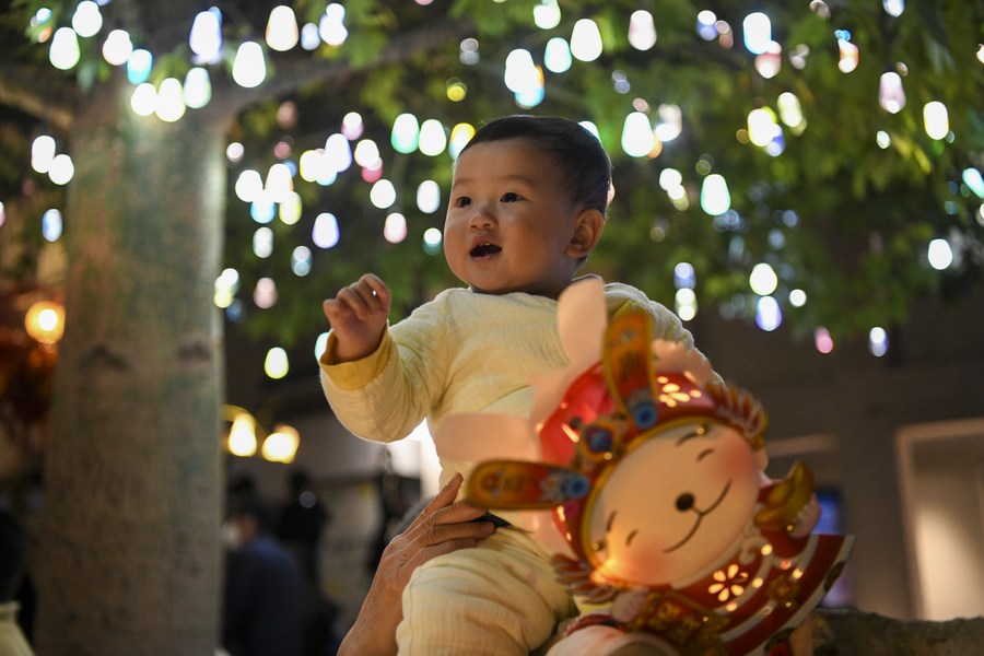 4 февраля 2023 года, ребенок во время посвященной празднику Фонарей ярмарки, проходящей в древнем городке Наньтоу в городе Шэньчжэнь провинции Гуандун /Южный Китай/. /Фото: Синьхуа/