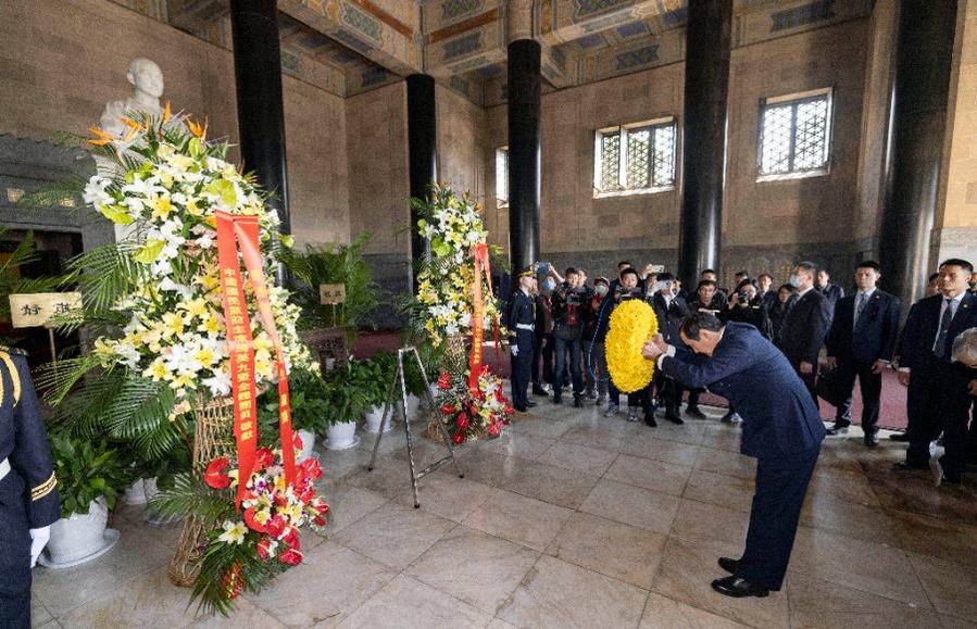 28 марта, Нанкин, Ма Инцзю во время визита в мавзолей Сунь Ятсена. /Фото: Синьхуа/