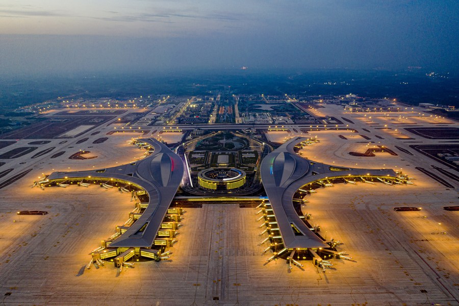 7 мая 2021 года, международный аэропорт "Тяньфу" в г. Чэнду пров. Сычуань на юго-западе Китая. /Фото: Синьхуа/