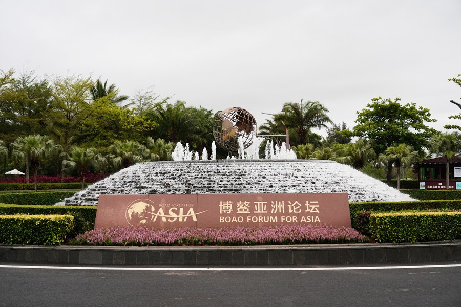 27 марта 2023 года, фонтаны перед Международным конференц-центром Боаоского азиатского форума /БАФ/ в местечке Боао провинции Хайнань на юге Китая. /Фото: Синьхуа/