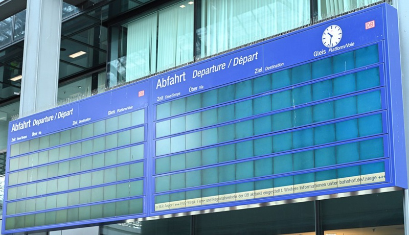 27 марта, Берлин. Экран, не отображающий никакой информации на Центральном железнодорожном вокзале Берлина. /Фото: Синьхуа/