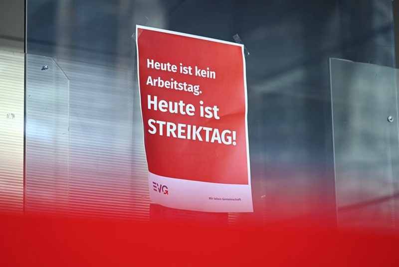 27 марта, Берлин. Уведомление о забастовке на Центральном железнодорожном вокзале Берлина. /Фото: Синьхуа/