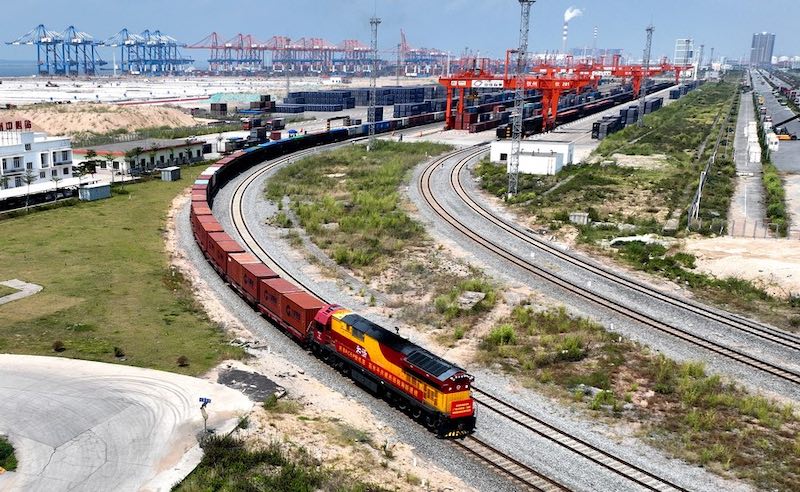 17 сентября 2022 года, грузовой поезд, отправляющийся из порта Циньчжоу Гуанси-Чжуанского автономного района /Южный Китай/. /Фото: Синьхуа/