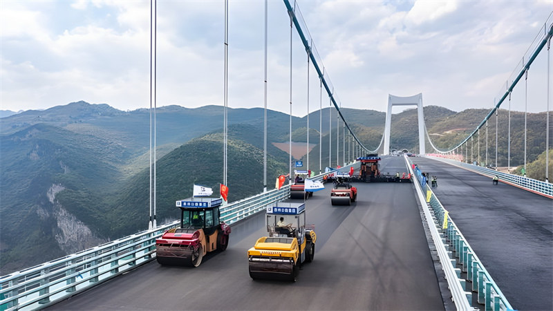 Строительство моста Цзиньфэн через реку Уцзян вступило в стадию покрытия проезжей части