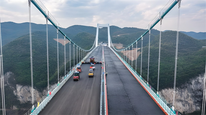 Строительство моста Цзиньфэн через реку Уцзян вступило в стадию покрытия проезжей части