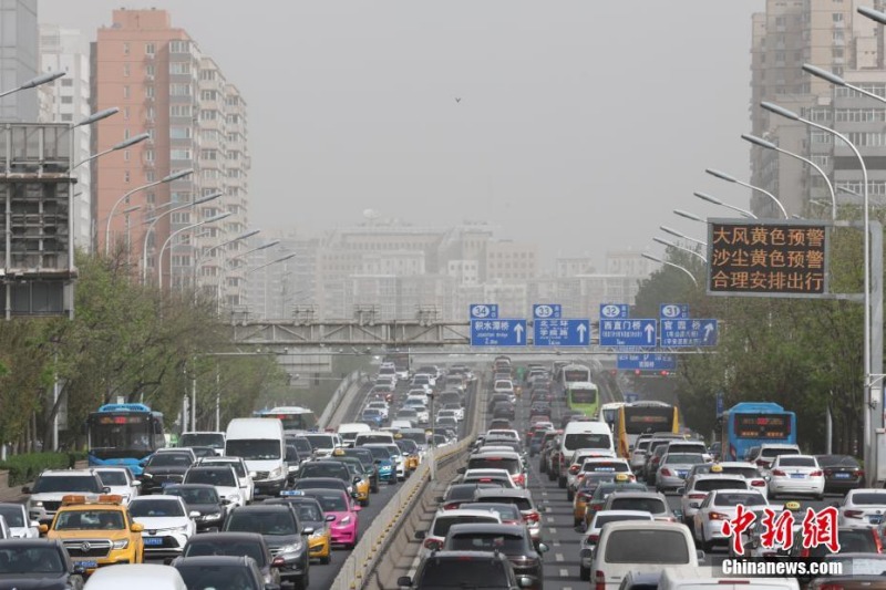В Китае продлили действие "синего" предупреждения в связи с песчаными бурями